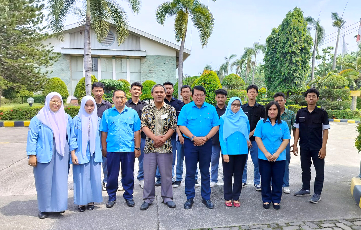Foto bersama dengan Siswa/siswi PKL dari SMK Bina Teknika Desa Dayeuh, Cileungsi di PT. Megah Megalon Industries